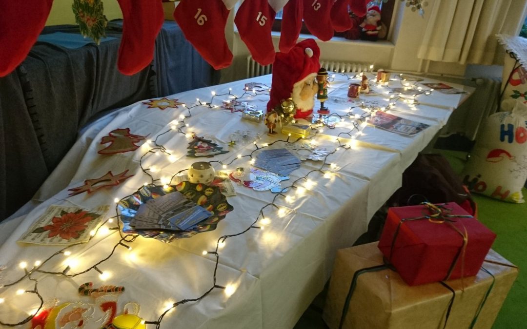 Geschmückter Tisch zum Weihnachtsmarkt in der Grundschule