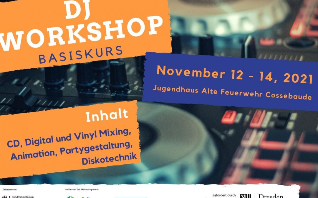 Eine DJ Konsole mit Informationen im Vordergrund zum DJ-Workshop im Jugendhaus